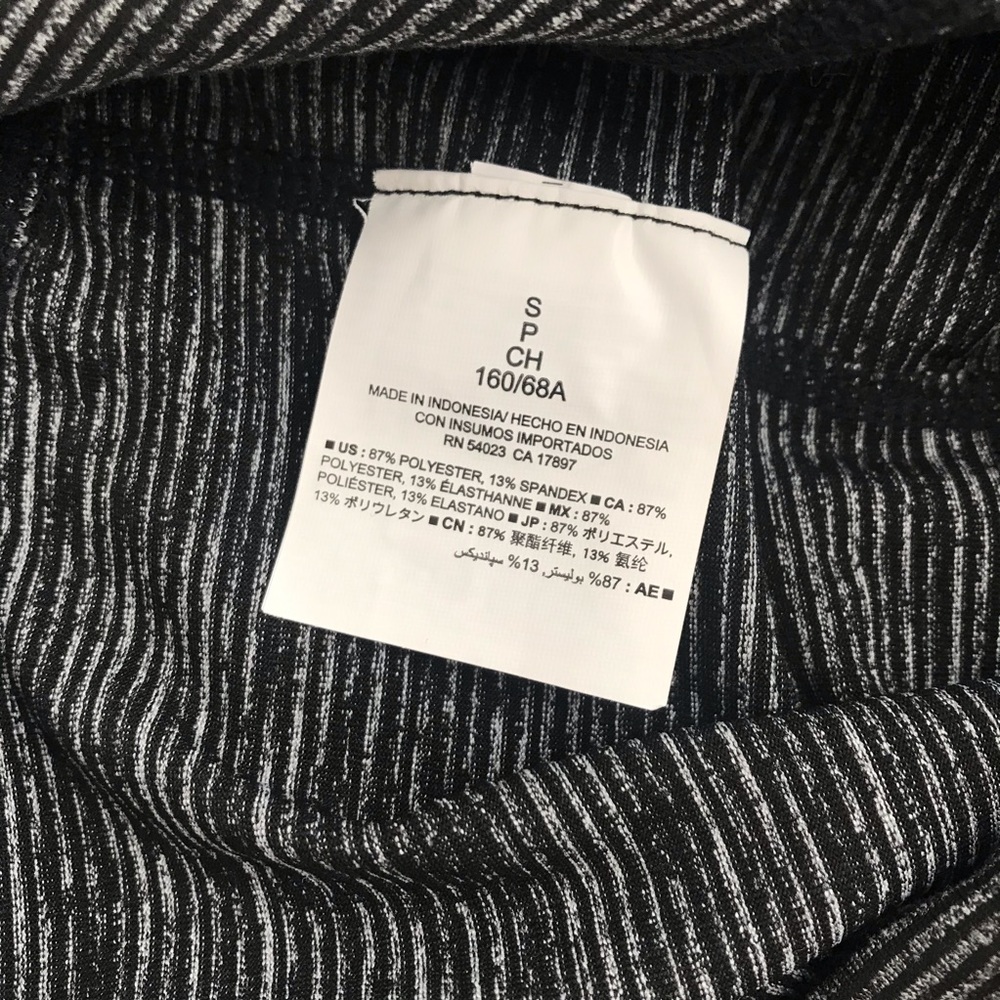 Old Navy Active Crop Leggings - Picture 5 of 8